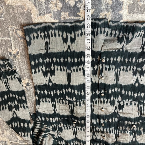Black and Gray Geometric Ikat Batik Blouse with Boxy Fit - Picture 3 of 4